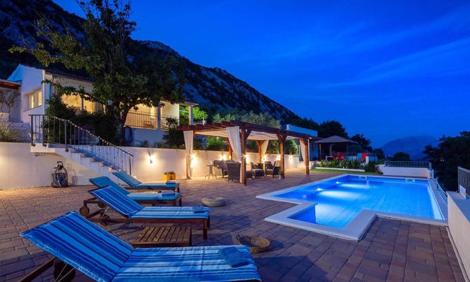 Zvecanje House | Amazing home in Zvecanje/Gata