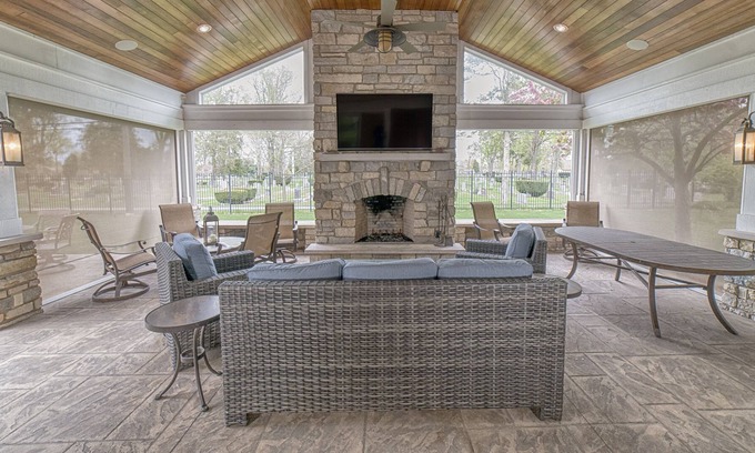 Harters Heights House | Amazing house 1 block from ND- sleeps 13