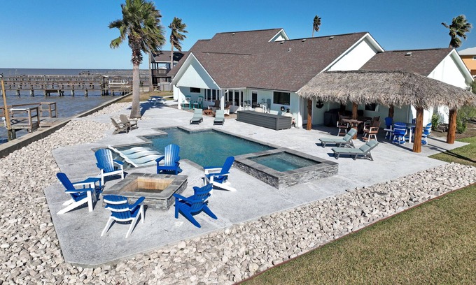 Rockport House | Amazing Pool, Hottub, Pier, Palaypa, Fire pit and BBQ Area!
