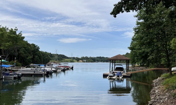 Lake Norman of Catawba House | Amazingly Affordable Lakefront Home 4BR/2BA w/Fire Pit & Kayaks on Lake Norman