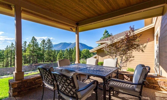 Flagstaff Cabin | Amberwood Apline Estate w/5 Showers, Spa & Views