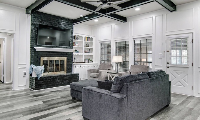 Texarkana House | Ample room for family gatherings or business