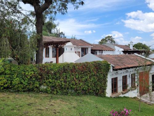 Antigua Guatemala House | Amplia casa Antigua Guatemala con pérgola y jardín
