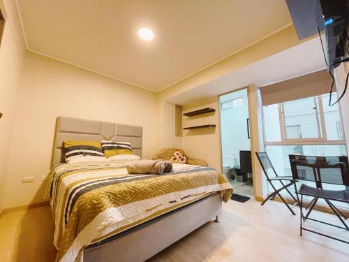 Tejada Alta House | Amplia habitación privada con baño privado y TV