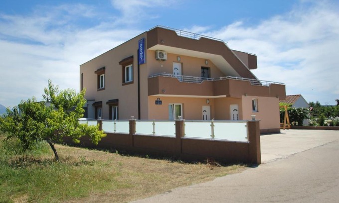 Kastel Stafilic Apartment | Ana & Marija