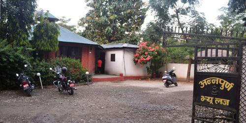 Sauraha Hotel | Annapurna View Lodge