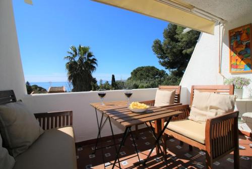 Urbanizacion Puerto de Estepona Apartment | Apartamento con las mejores vistas al mar y jardines privados, perfecto para 4 personas