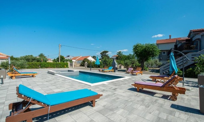 Privlaka Apartment | Apartmant Franica with heated pool and jacuzzi