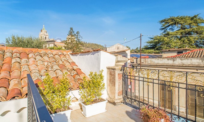 Viagrande House | Apartment "Alba 1" with Shared Terrace & Wi-Fi