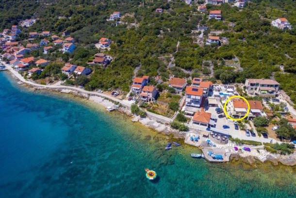 Mali Iz Apartment | Apartment Davor - 20m from sea : A1 Mali Iz (Island Iz), Zadar riviera