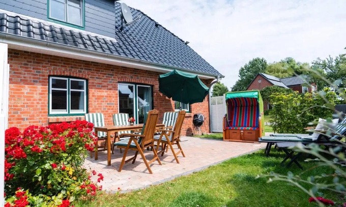 Pellworm Apartment | Apartment 'Ferienhaushälfte Hafenperle' with Shared Garden and Wi-Fi