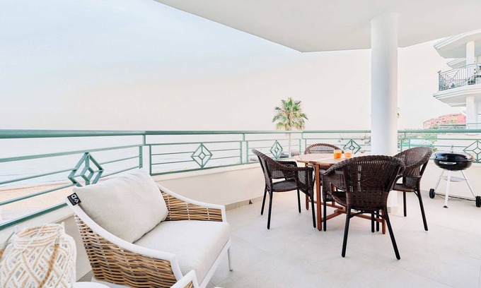 Torrox Costa Apartment | Apartment 'First Line Oasis Td05' with Sea View, Wi-Fi and Air Conditioning