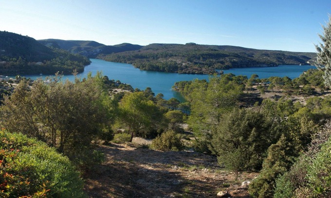 Esparron-de-Verdon Apartment | Apartment for 6 in Esparron-de-Verdon, with a wonderful lake view