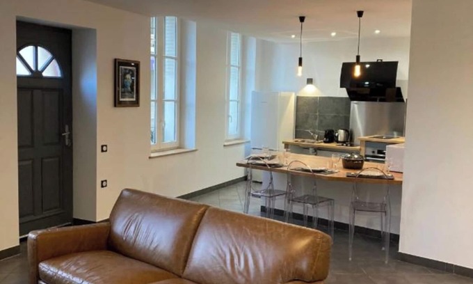 Charleville-Mezieres Apartment | Apartment 'A L'Aube D'Arthur' with Wi-Fi and Air Conditioning