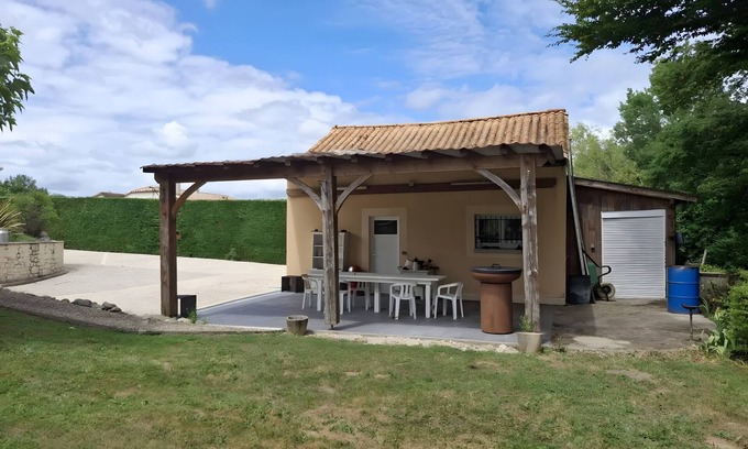 Coulounieix-Chamiers Apartment | Apartment 'Le Repaire De Belette' with Private Terrace, Shared Garden and Wi-Fi