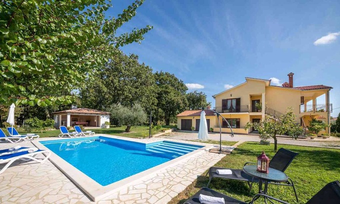 Susnjici Apartment | Apartment in a family house with pool, WiFi, near Poreč