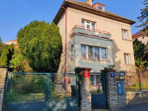 Prague 4 House | Apartment in house with private parking and garden