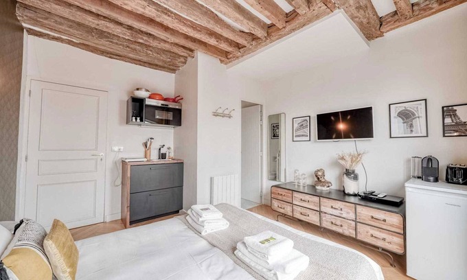 Gaillon Apartment | Apartment in Paris for 2 People
