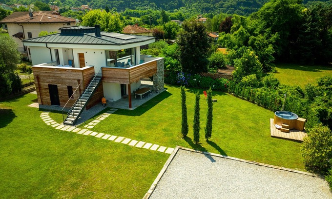 Colico Apartment | Apartment 'La Villa del Lago in Giardino' with Sea View, Wi-Fi and Air Conditioning