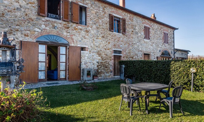 Magliano in Toscana Apartment | Apartment 'Stalla' with Shared Garden, Wi-Fi and Air Conditioning