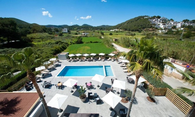 Santa Eulalia del Rio Apartment | Apartment Ses Veles 2 dormitorios close to the Beach with Sea View, Pool, Wi-Fi & Garden