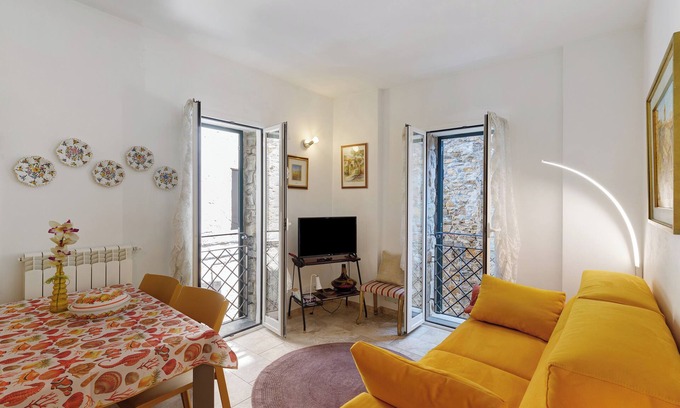 Cipressa Apartment | Apartment 'Sole' with Wi-Fi