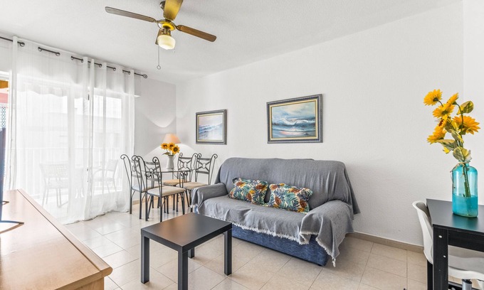 Santa Pola Apartment | Apartment 'Sunflower Beach' with Private Terrace, Balcony and Wi-Fi