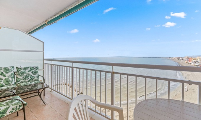 Santa Pola Apartment | Apartment 'Sunflower Costa Blanca' with Sea View, Wi-Fi and Air Conditioning