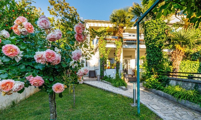 City Center Apartment | Apartment Valentina near a Beautiful Beach and City center