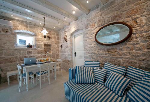 Komiza Apartment | Apartment Whooart