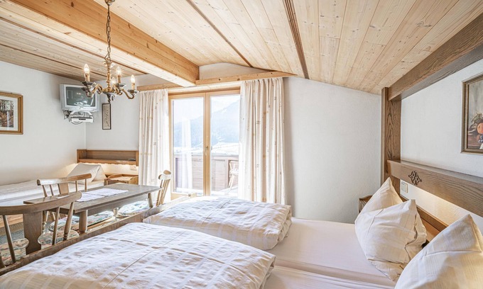 Moosen Apartment | Apartment with ski storage room and balcony