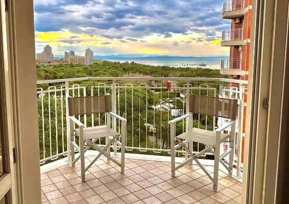 Lignano Pineta Apartment | Apartment with stunning sea view - Wi-Fi, free parking, large terrace and comfort