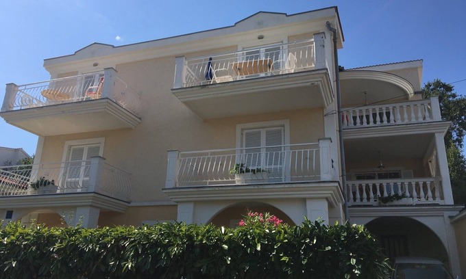 Njivice Apartment | Apartment with loggia and fantastic sea view and close to the beach