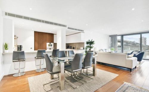 Sands End Apartment | Apartment with main bedroom facing the river Thame