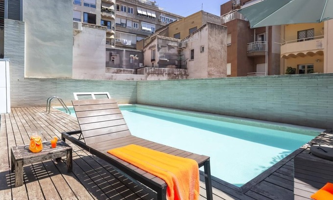 El Putget i Farro Apartment | Apartment with terrace and pool near Park Güell