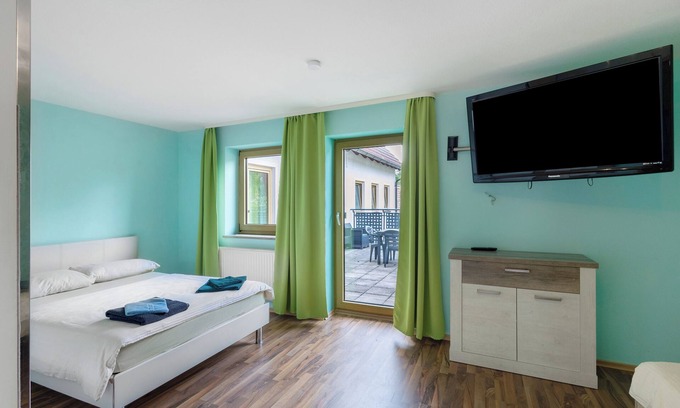 Markt Erlbach Apartment | Apartment 'Wohnung 17' with Private Terrace, Shared Garden and Wi-Fi