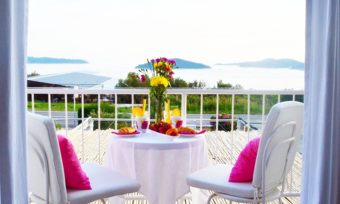 Brsecine Apartment | Apartments Lina - Three Bedroom Apartment with Two Balconies and Sea View