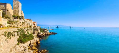 Antibes Old Town Apartment | Appart'hôtel Luxe Vieil Antibes 75 m2 avec Parking plages à pieds