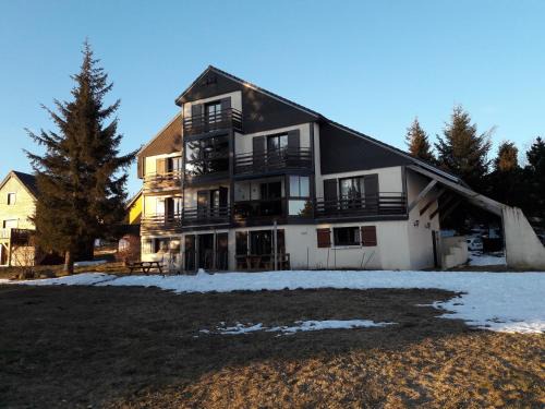 Besse-et-Saint-Anastaise Apartment | Appartement calme avec parking à Super Besse - FR-1-814-92