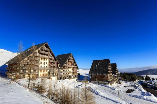 Besse-et-Saint-Anastaise Apartment | Appartement Hauteurs Super Besse - 4 personnes -Piscine & Garage