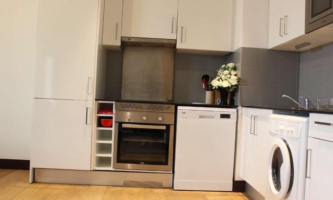 Rochefort Apartment | Appartement 3 pièces avec cuisine équipée, TV, et parquet massif à Rochefort - FR-1-246B-462
