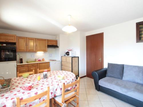 Les Carroz-d'Araches Apartment | Appartement Centre Village - 6 pers, Parking, Balcon, Proche Pistes et Commerces - FR-1-572-138