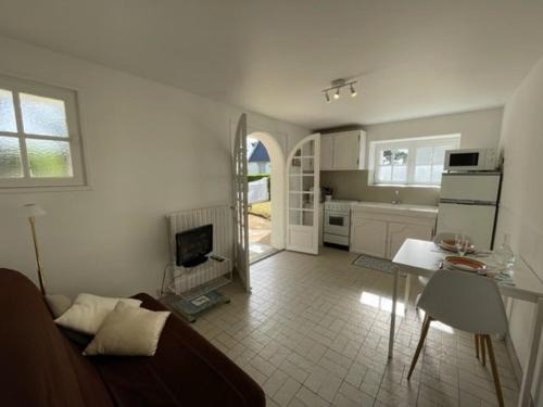 Tregastel Apartment | Appartement cosy, jardin privé, 100m de la plage, Côte de Granit Rose - FR-1-542-10