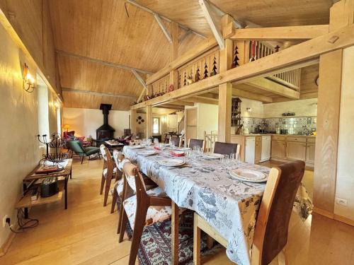 Praz-sur-Arly Apartment | Appartement de 5 pièces à Praz-sur-Arly avec cheminée, mezzanine et parking - 8 pers - FR-1-603-7