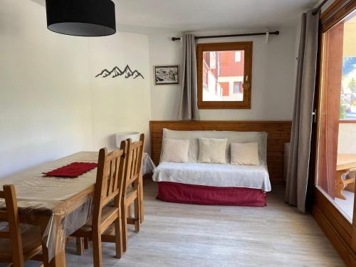 Pralognan-la-Vanoise Apartment | Appartement ensoleillé, 3 pièces, balcon sud, centre de Pralognan, proche commerces et téléphérique - FR-1-464-49