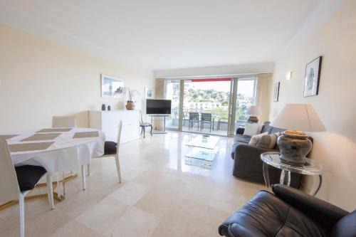 California - Pezou Apartment | Appartement entièrement équipé de 105 m2 avec vue mer et collines
