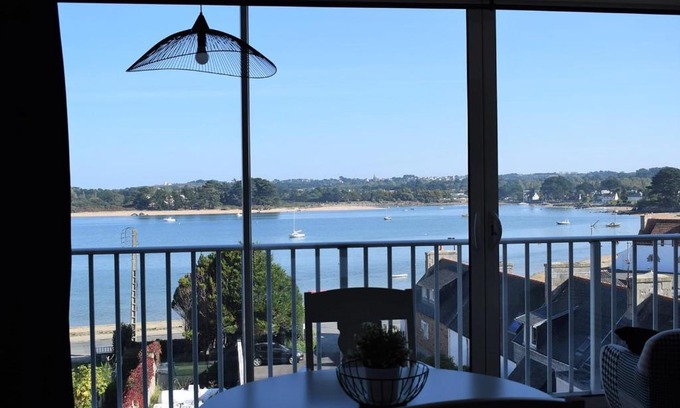Tregastel Apartment | Appartement entièrement rénové avec SUPERBE VUE sur la Baie Sainte-Anne à TREGASTEL - Ref 96