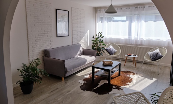 Ancely Apartment | Appartement Moderne à Côté du Tramway