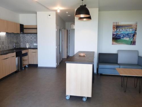 La Tranche-sur-Mer Apartment | Appartement PMR avec balcon, piscine, parking et plage à La Tranche-sur-Mer - FR-1-194-229