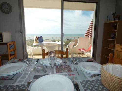 Notre-Dame-de-Monts Apartment | Appartement pour 6 personnes à 10m des plages, animaux acceptés, parking - FR-1-540-244